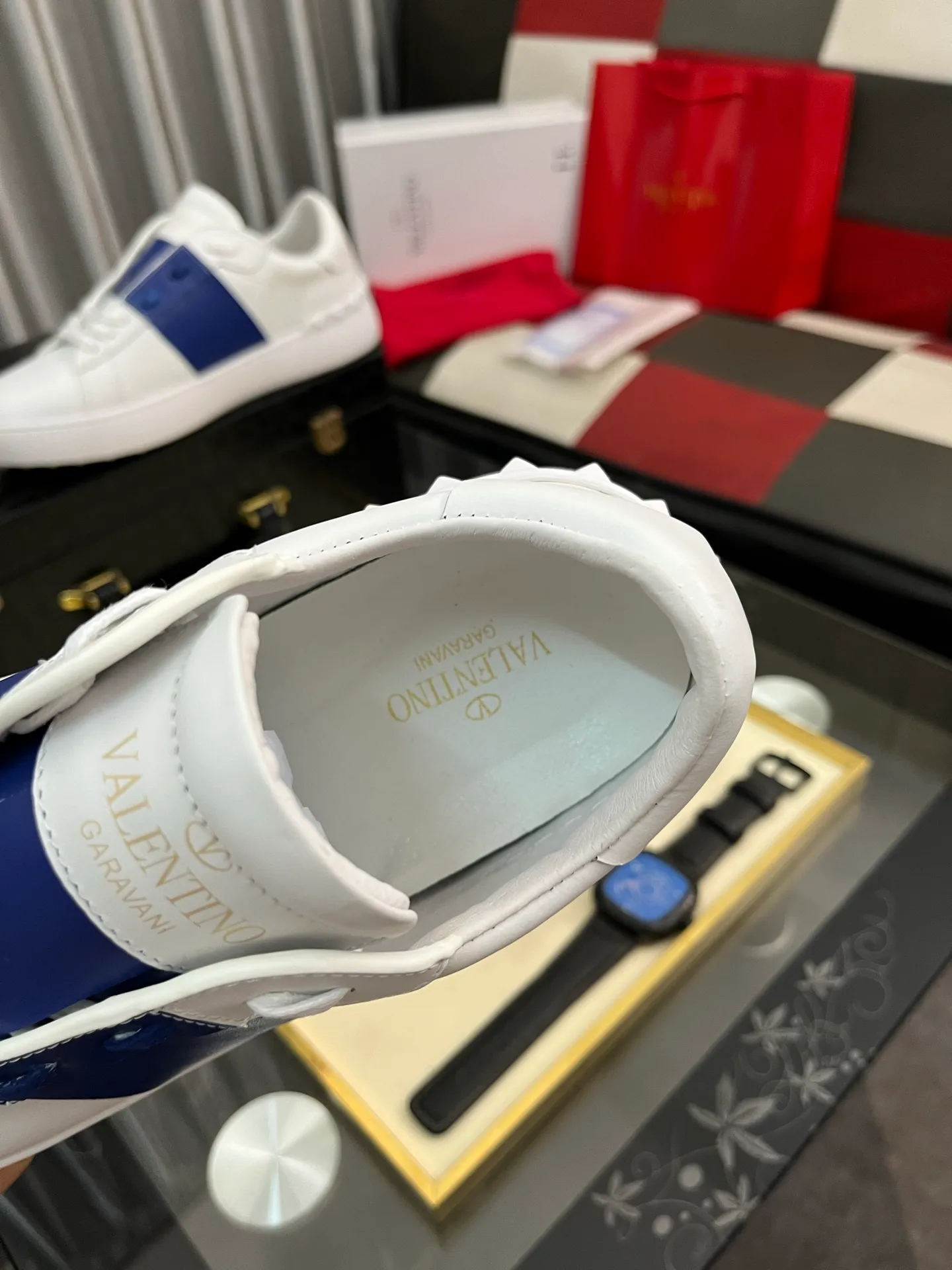 Men's shoes💰420⌚️⌚️Valentino white shoes⚡️Original replicas are coming👉Many pictures of the feet of Internet celebrities🔥Authentic Hong Kong purchased for HKD 5,500⚠️All parts are genuine molds, refuse to look at pictures to make goods👊The upper is made of top-grained cowhide➕3D printed. Water-dyed cow lining inside + cowhide feet, code number: 38-44